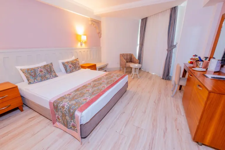 Familienzimmer mit Poolblick